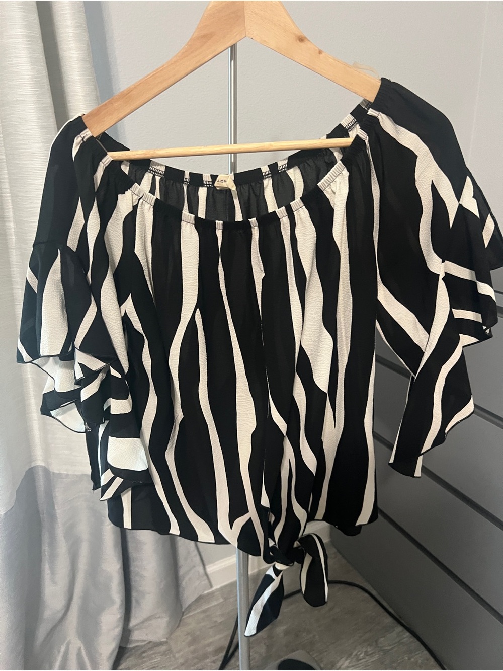 Tyche Women’s Black & White Stripe Zebra Animal Print Tie-Front Off-Shoulder Top